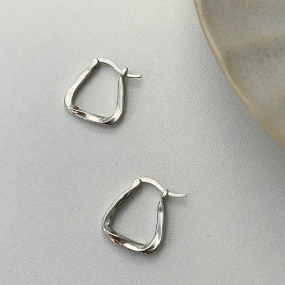 Simply sterling silver hoop earrings - Picture 5 of 5